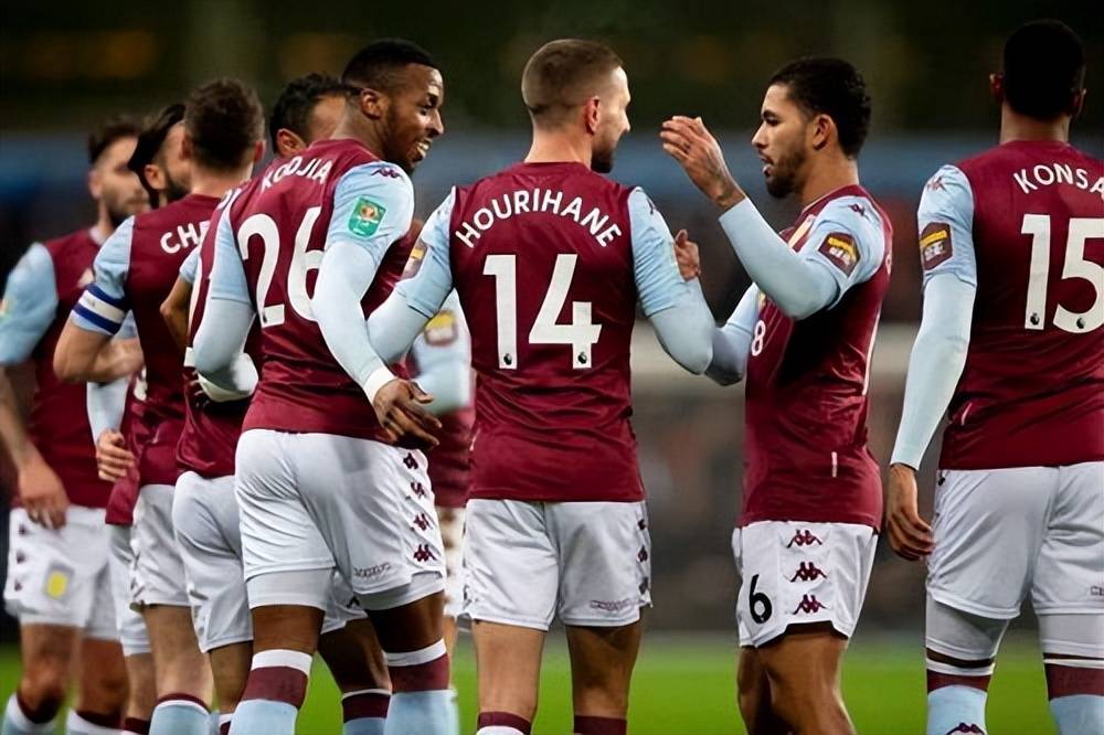 出席白宫晚宴后，C罗与美国防务部长合影