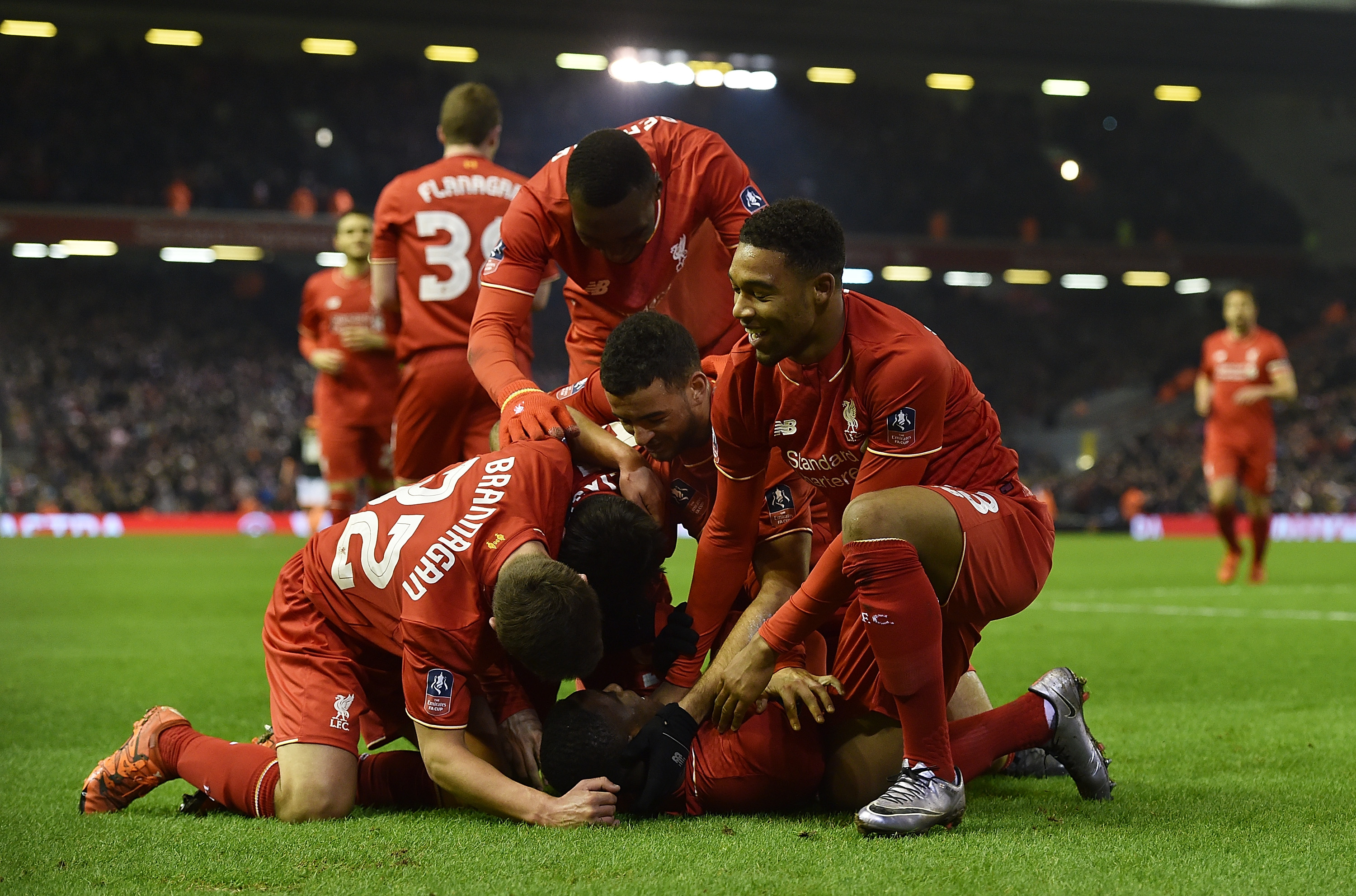 英媒：利物浦伤兵满营，对阵狼队或多达8人缺阵（英媒称利物浦伤情告急，战狼队恐多达8人缺席）