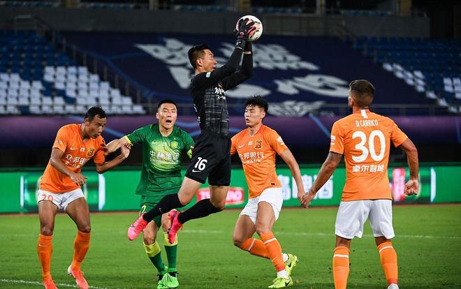 英超冷门多豪门问题多，曼联1比1西汉姆，B费错失良机被质疑（英超冷门频出豪门隐忧凸显，曼联1-1西汉姆，B费浪费良机遭质疑）