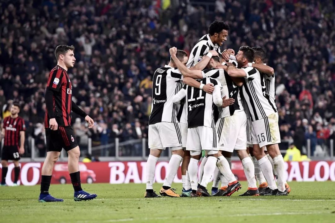 如何提升足球场上的无球跑动？（球场无球跑动提升指南）