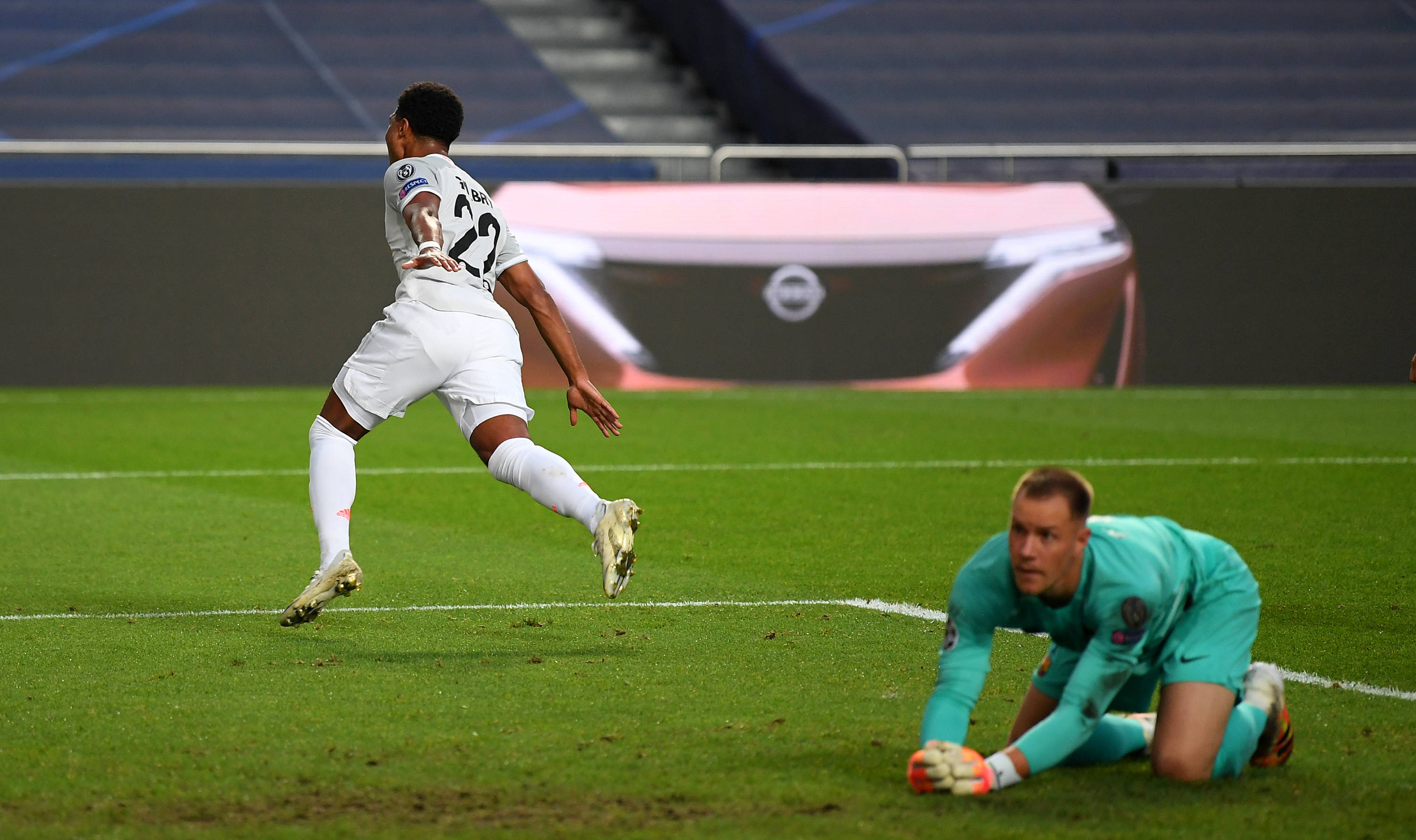 足球国足替补席贡献大，两人替补破门（国足板凳深度显威，两名替补联袂破门）